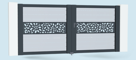 Portail en métal avec motifs ajourés.