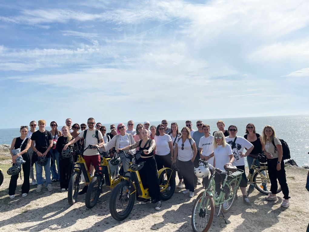 Groupe d’adultes avec vélos au bord de mer
