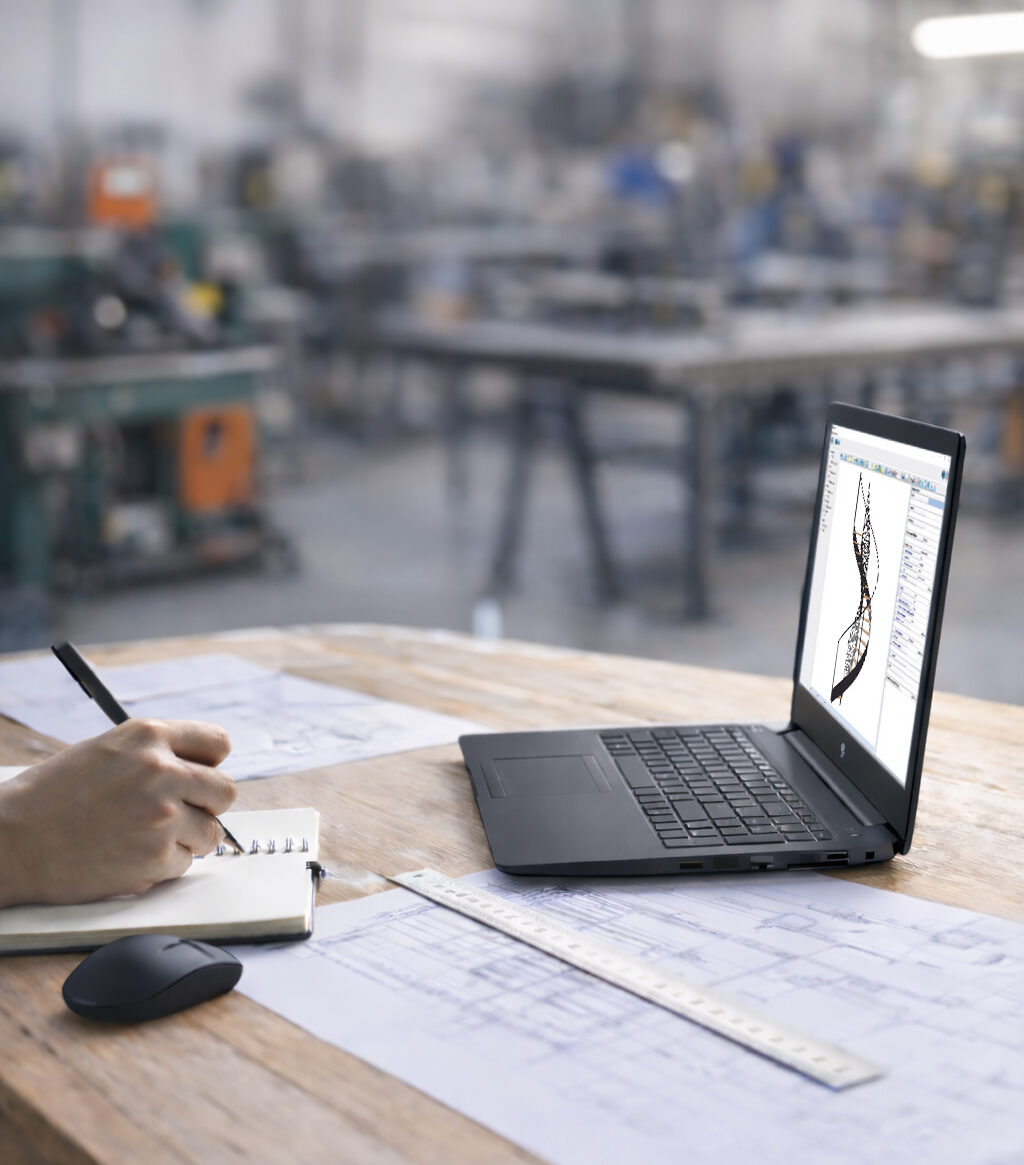 Ordinateur portable et notes dans un atelier.